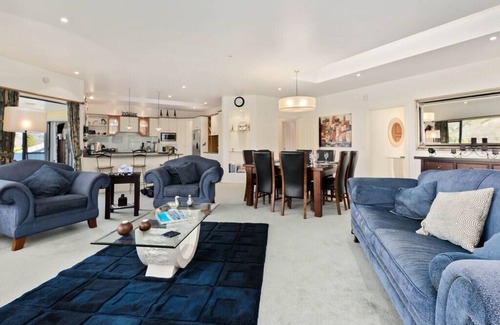 Lowburn Cottage | Kawarau Bay View - Cromwell Holiday Home