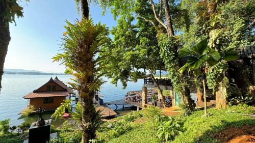 Thong Pha Phum Resort | Kawarin Saiyai Cottage and Lake