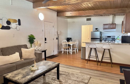 Visalia Apartment | Kaweah Luxe Getaway with Laundry