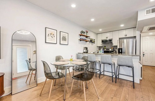North Loop Apartment | Keep Austin Cozy! - Central Retreat