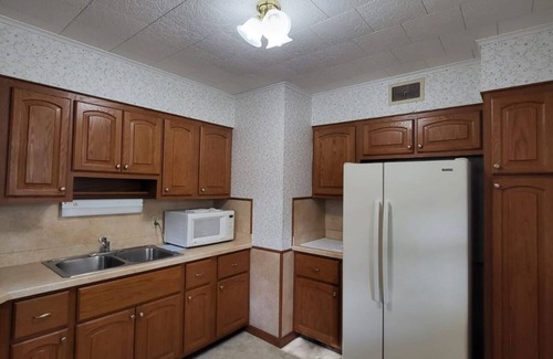 Shillington Apartment | Keep it simple at this peaceful and centrally-located place.