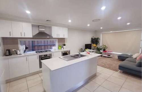 Kellyville House | Kellyville Adorable 5Br - Closed to Shops & Parks