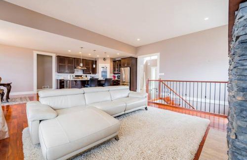 Southwest Mission House | Kelowna Spacious Upper Floor 2BD