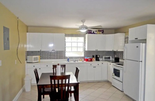 Leeward Settlement Villa | Kenai’s Place-Just 2mins away from Grace Bay Beach