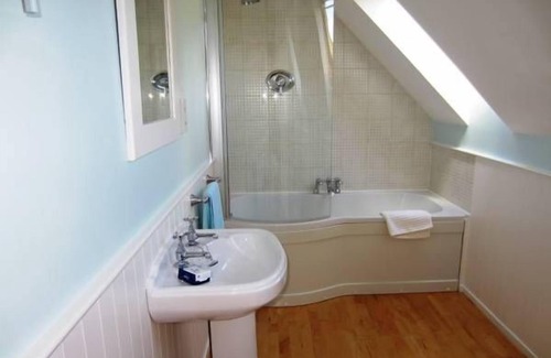 Strachur Villa | Kenmore Villa, shore front location on Loch Fyne, sleeps 8