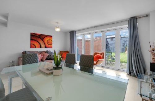 Maidenhead House | Kensal Green 4 Bedroom and 2 Bathroom House with Parking