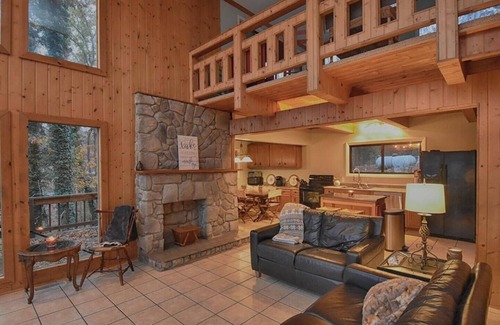 New Concord Ski Chalet | Kentucky Lake Chalet - Private Dock/Hot Tub