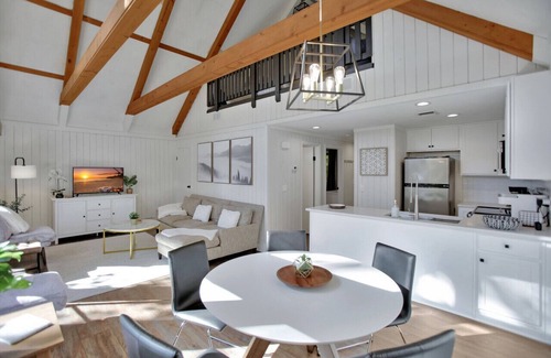 Salem Condo | Keowee Key Condo Modern Meets Cozy Private Golf Lake Tennis Community