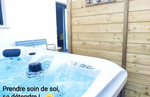 Saint-Aubin-du-Cormier Villa | Ker Phan Cozy urban cottage with hot tub