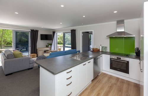 Paraparaumu Cottage | Kereru Cottage Tranquil Setting