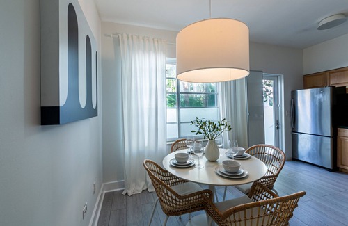 West Avenue Apartment | KeyWest suite 2BD/1BA SoBe walk to LincolnRD & Bay