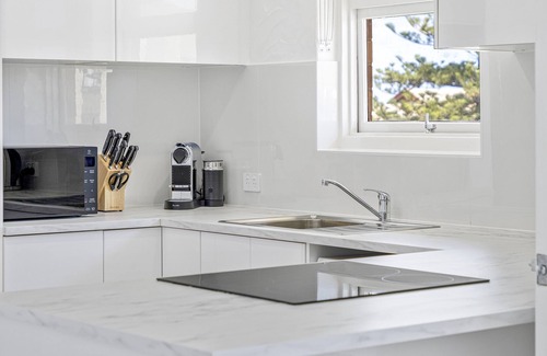 Glenelg South Apartment | Kezza's In Glenelg | 50m to Glenelg Beach, Parking, WiFi, King Bed & Airport