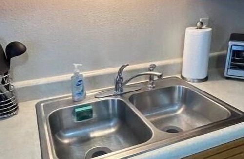 Topeka Apartment | Kg Bd Full Condo steps to hospitals & Capitol 1-70