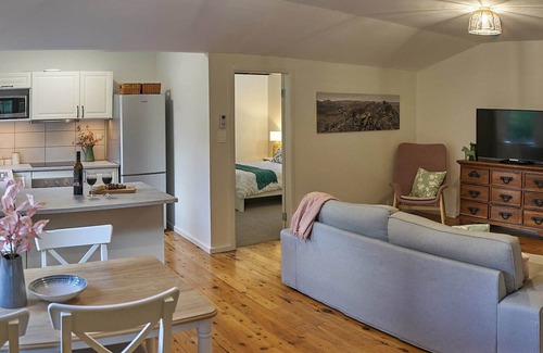 Cooranbong Cabin | Kick back in a calm, stylish space in the foothills of the Watagan Mountains