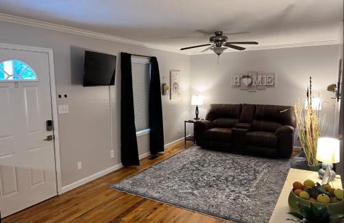 Guntersville Apartment | Kid-Friendly Townhouse Near Lake & Sports Complex