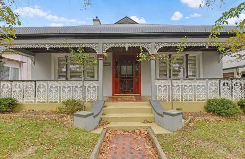 Orange House | Kilarra House - Heritage Home on Byng St Sleeps 10