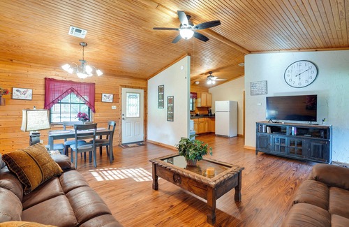 Kilgore Cabin | Kilgore Gem: Pet-Friendly Cabin w/Duck Pond!