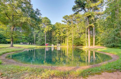 Kilgore House | Kilgore Gem Pet-Friendly Cabin with Duck Pond!