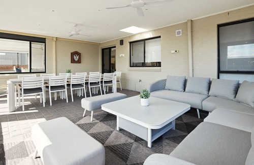 Forresters Beach House | KINARA - BRAND NEW 5 Bedrooms, POOL, Walking distance to beach