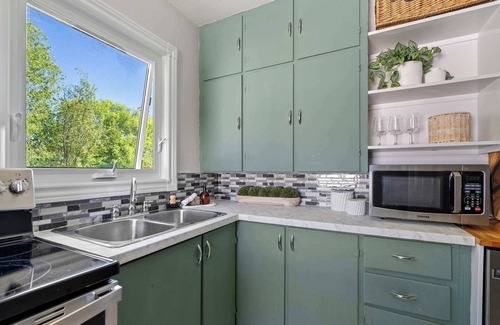 Sylvan Lake House | Kinepik Cottage | Sunroom + Beach Access