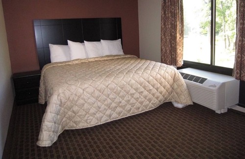 Monmouth Junction Hotel | King Bed Suite with Free Breakfast at Red Carpet Inn Monmouth
