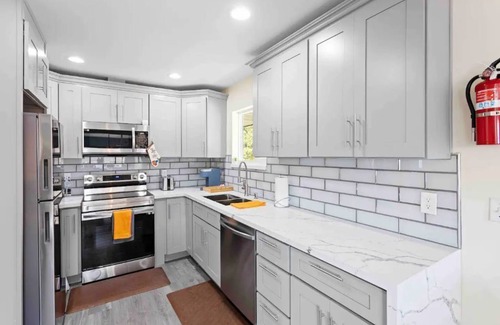 Kent Apartment | King bed 2BR house east of downtown Kent