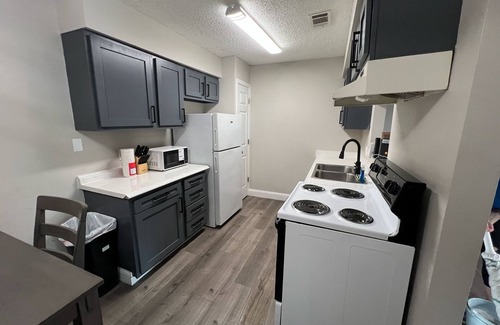 Oaks Historic District Apartment | King Bed 2BR Unit Free Parking