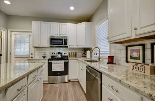 Leesburg House | King Bed 3 Bedroom New Farmhouse