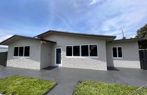 Miami Gardens House | King Bed, 3 miles to Stadium
