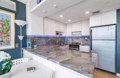 Downtown Hollywood Condo | KING BED, 30+ DAYS, WORKSTATION, FAST WI-FI, 1 MILE TO BCH, W/D, FULL KITCHEN