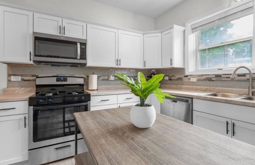 Cary House | KING bed | Crystal Lake | McHenry | Cary | COZY
