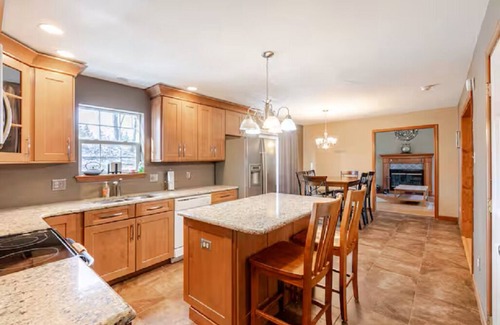 Cherryville House | King Bed- Dorney Park- Wineries-, Steam Shower-2 Tier Patio