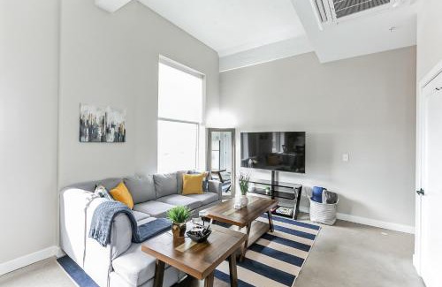 Downtown Cincinnati Apartment | King Bed, Downtown Steps from Bengals & Reds, Minutes to OTR, TQL, HardRock
