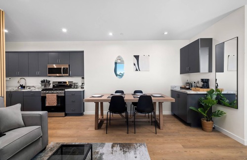 Roseville - Fleet Ridge Apartment | King Bed, EV Charger, Pet-Friendly, Balcony Near Airport & Beaches