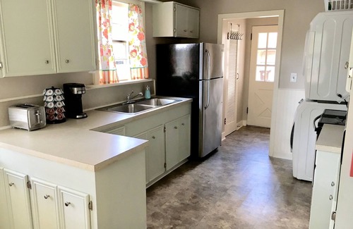 Hattiesburg House | ☆KING BED☆ Family Friendly - Walk to Zoo & Waterpark; Near Downtown & Midtown
