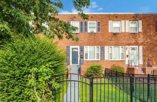 Southwest Quadrant House | - King Bed & Free Parking - Vintage Retreat -