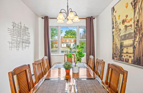 Southwest Quadrant House | - King Bed & Free Parking - Vintage Retreat -