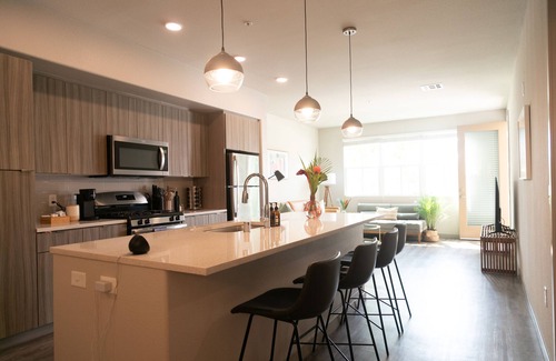 Camarillo Condo | King Bed/Gym/Hot Tub/850/Parking/Wifi