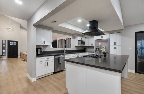 Covina House | King Bed Modern Home Near Los Angeles