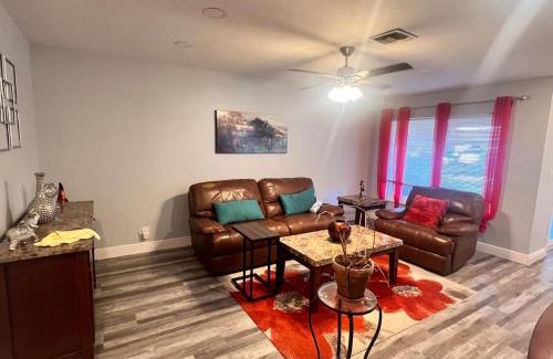 Tamarac House | King bed, Park Free, Golf, FLL