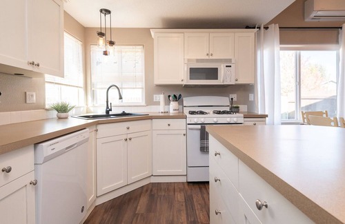 Old Farm District House | King Bed - Pet Friendly - EV Charger - Emersen’s Place