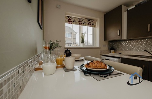 Corby House | King bed, pets, corporates, parking x2, fast wifi