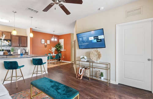 Southpoint Apartment | King Bed/Pool +FREE PARKING/Pool/Gym/Fast Wi-Fi