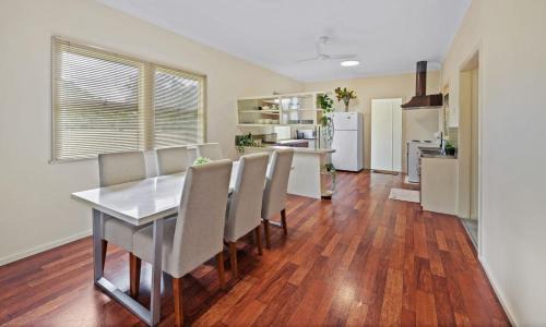 Beenleigh House | King Bed, Walk To Beenleigh Village & Marketplace Bedroom2