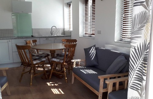 Clyst Saint George Apartment | King bedroom and twin bed room with ensuites