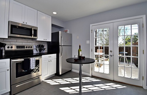Bryan House | ✪ King Beds ✔ 2 Bdr Townhouse w/Private Backyard
