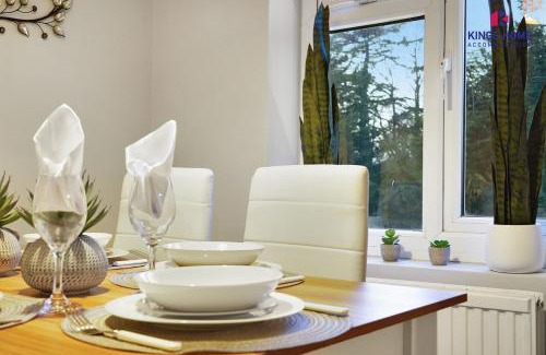 Spencers Wood Apartment | King Beds , CCTV Parking , Relocation and workstays