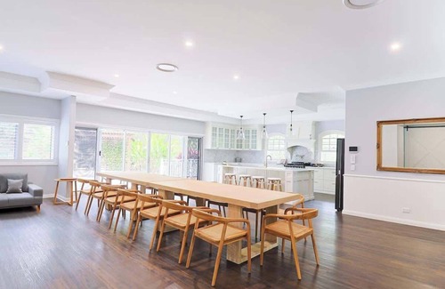 Gold Coast City House | King Beds - Ensuites - Sleeps 23 - Cinema - Lake