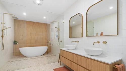 Gold Coast City House | King Beds - Ensuites - Sleeps 23 - Cinema - Lake
