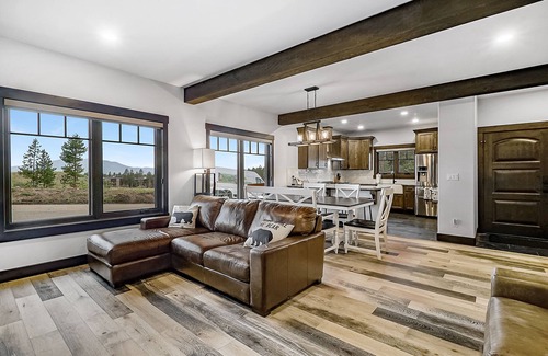 Fraser Cabin | King Beds Fireplace Hot Tub Rec Room Heated Garage